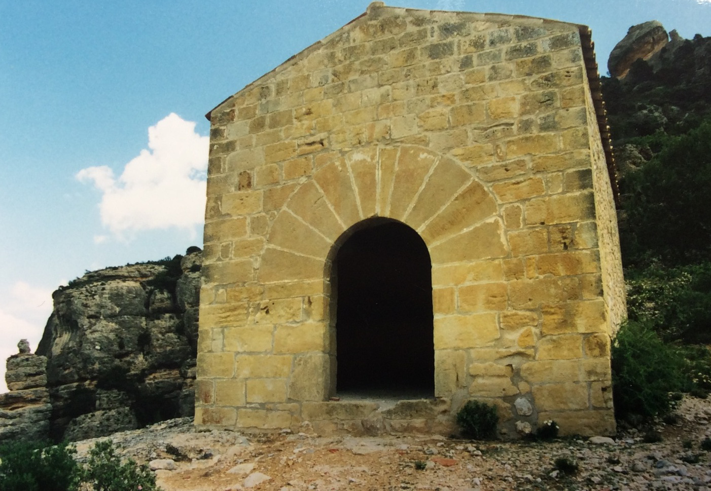 Fotografia d'una ermita.